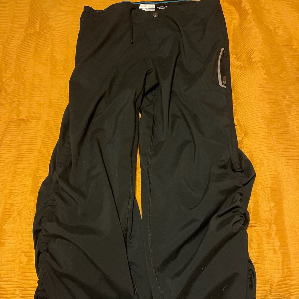 Women’s Columbia Omni shield lightweight hiking pants.  Thin material,good shape